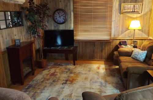 Wickes Cabin | Charming 2-bedroom cabin close to The Cossatot River.