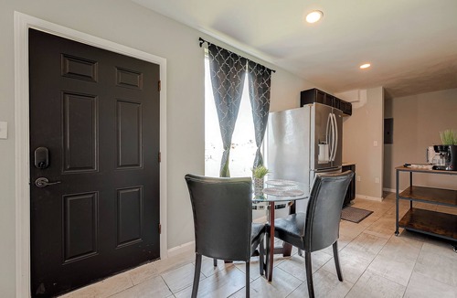 Cleveland House | Charming 2-bedroom Container Home with AC, WiFi in superb Cleveland