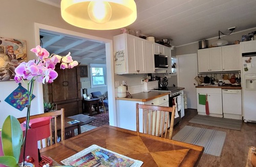 Jamestown Cottage | Charming 2 bedroom cottage - walk to beach