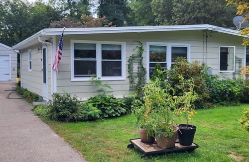 Jamestown Cottage | Charming 2 bedroom cottage - walk to beach