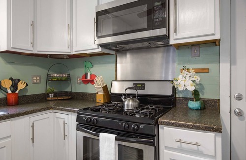 Freetown - Port Rico Cottage | Charming 2-bedroom cottage in lovely Freetown, walk to Downtown