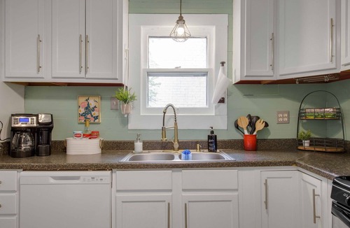 Freetown - Port Rico Cottage | Charming 2-bedroom cottage in lovely Freetown, walk to Downtown