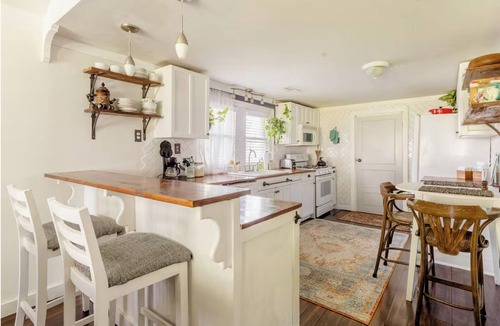 Woodbine Cottage | Charming 2-bedroom cottage 10 min to downtown - King bed - Fireplace