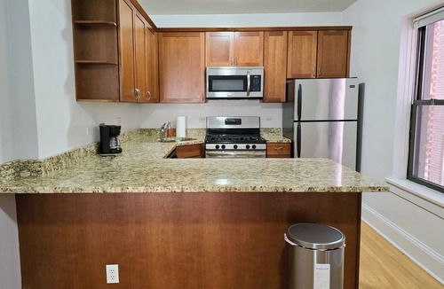 Gold Coast Condo | Charming 2-bedroom condo with AC and WiFi in lakefront downtown Chicago