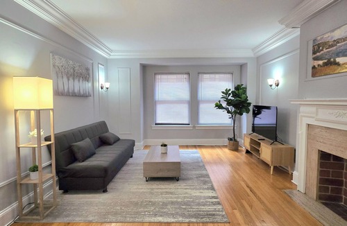 Gold Coast Condo | Charming 2-bedroom condo with AC and WiFi in lakefront downtown Chicago