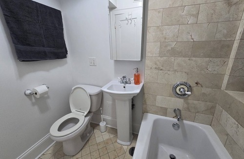 Gold Coast Condo | Charming 2-bedroom condo with AC and WiFi in lakefront downtown Chicago