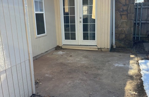 Norman Condo | Charming 2-bedroom condo in pleasant Norman with WiFi, AC, and private parking