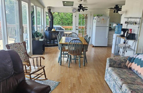 Campbellford Cottage | Charming 2-bedroom cottage in Harcourt with AC, WiFi