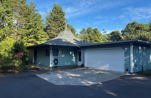 Florence Cottage | Charming 2-bedroom cottage near Heceta Beach