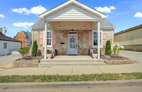 Waterloo Cottage | Charming 2-bedroom cottage with Patio in Downtown Waterloo