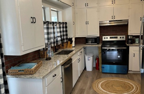 Grayson Cottage | Charming 2-bedroom cottage in adorable Grayson with WiFi, AC