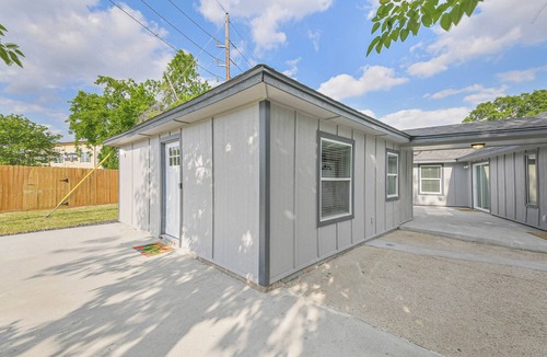 Barker Cottage | Charming 2-bedroom cottage in Cypress with WiFi, AC, & privately gated driveway