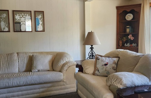 Kearney Cottage | Charming 2-bedroom cottage in Kearney with WiFi and AC