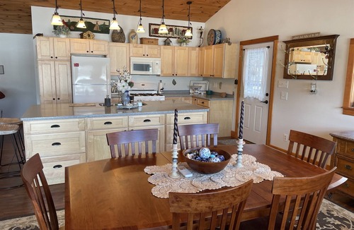 Milford House | Charming 2 bedroom cottage overlooking Arnold Lake under 10 min to CDP