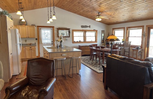 Milford House | Charming 2 bedroom cottage overlooking Arnold Lake under 10 min to CDP