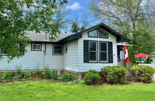 Wolfe Island Cottage | Charming 2-bedroom cottage on Wolfe Island with spectacular view of Kingston!