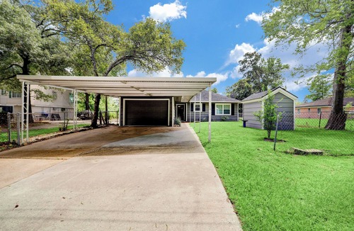 Lake Houston Cottage | Charming 2-bedroom cottage with Water View in Humble - Pet Friendly!