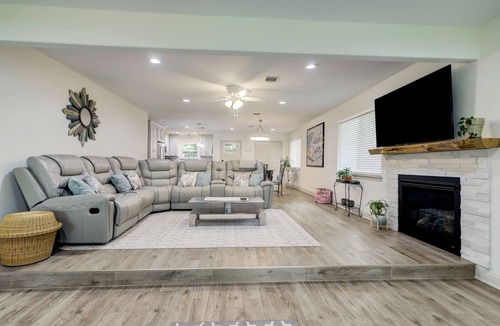Lake Houston Cottage | Charming 2-bedroom cottage with Water View in Humble - Pet Friendly!