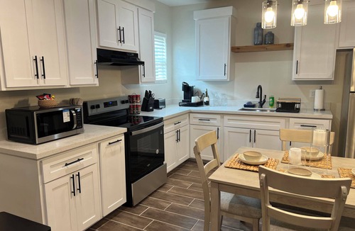 Eastern Division Cottage | Charming 2-bedroom cottage in Laredo with high-speed WiFi, AC