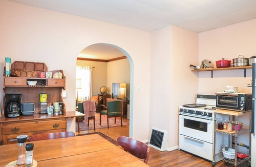 Peoria Cottage | Charming 2-bedroom cottage in delightful Peoria with WiFi, AC