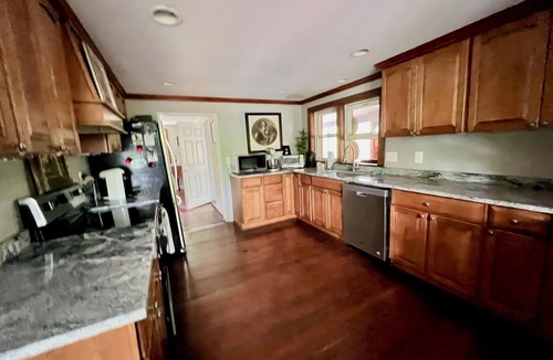 Boyce Cottage | Charming 2-bedroom cottage with WiFi, AC in delightful Boyce