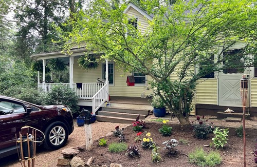 Boyce Cottage | Charming 2-bedroom cottage with WiFi, AC in delightful Boyce