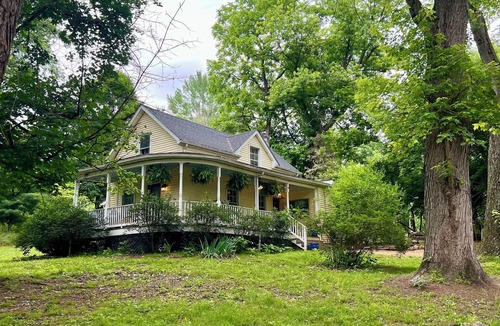 Boyce Cottage | Charming 2-bedroom cottage with WiFi, AC in delightful Boyce