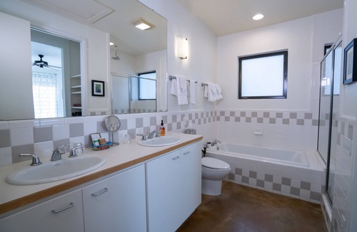 Kyle Hotel | Charming 2-bedroom cottage in the Texas Hill Country