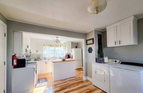 Lemon Springs Other | Charming 2-bedroom farmhouse in peaceful Cameron farm with WiFi.