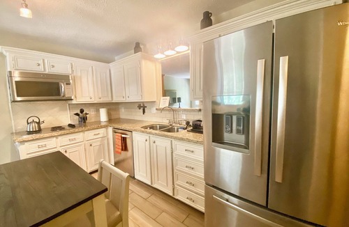 Navasota Other | Charming 2-bedroom farmhouse in gorgeous Waller with WiFi, AC