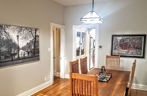 Sheffield and DePaul Apartment | Charming 2 Bedroom Flat in heart of Lincoln Park