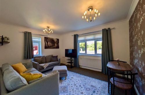 Bromley Common and Keston Apartment | Charming 2-Bedroom Flat With Parking