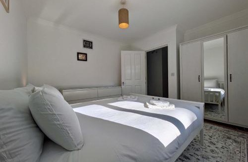 Bromley Common and Keston Apartment | Charming 2-Bedroom Flat With Parking