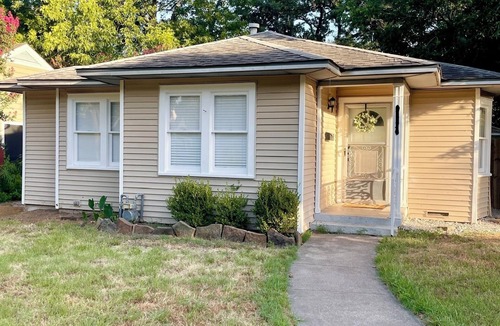 Fort Worth House | Charming 2 Bedroom Home - 5 min from Downtown with Spacious Backyard!