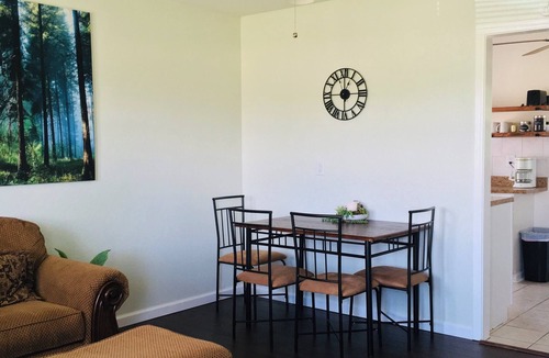 Hutchinson House | Charming 2-bedroom house in Hutchinson with WiFi and AC