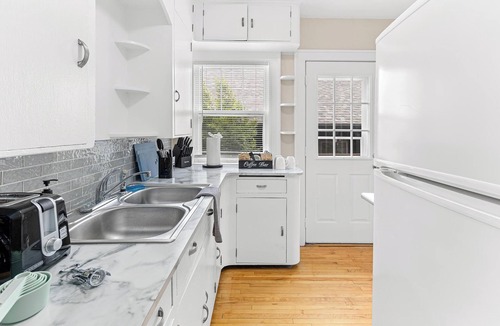 Midway House | Charming 2-bedroom house with AC in excellent Saint Paul. Close to everything!