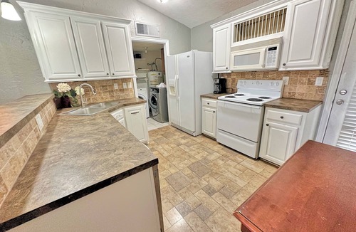 The Colony House | Charming 2-bedroom house with AC, WiFi in wonderful The Colony