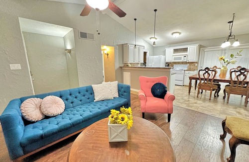 The Colony House | Charming 2-bedroom house with AC, WiFi in wonderful The Colony