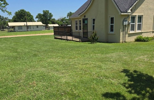 Clarendon House | Charming 2-bedroom house in tranquil Clarendon with relaxing courtyard on 1 acre