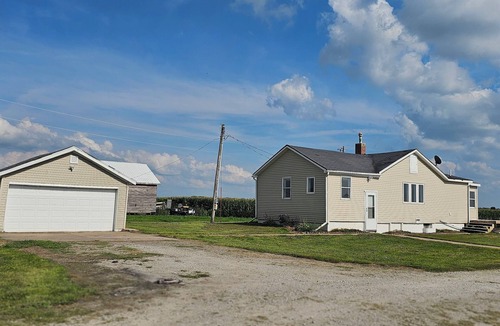 Iowa City House | Charming 2-bedroom house Just minutes from Town Pets Welcome