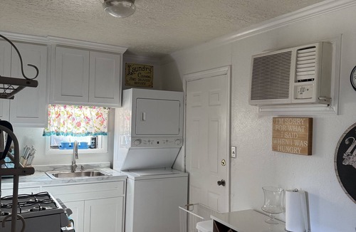 Plainview House | Charming 2-bedroom house with WiFi, in lovely Plainview. Perfect for a family.