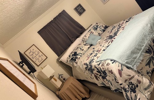 Plainview House | Charming 2-bedroom house with WiFi, in lovely Plainview. Perfect for a family.
