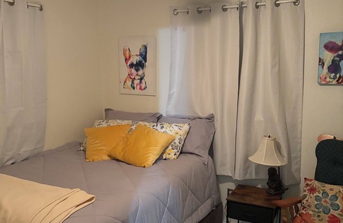 Plainview House | Charming 2-bedroom house with WiFi, in lovely Plainview. Perfect for a family.