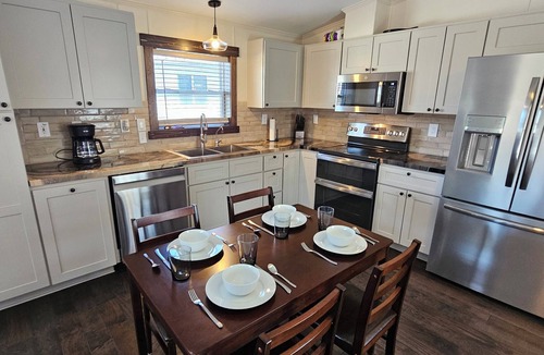 Inavale House | Charming 2-bedroom house with WiFi, AC in Red Cloud
