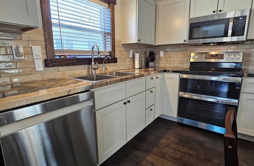 Inavale House | Charming 2-bedroom house with WiFi, AC in Red Cloud