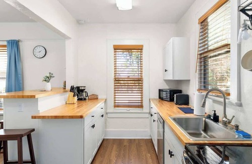 Lakeland House | 🏡 Charming 2-Bedroom Home in Lakeland