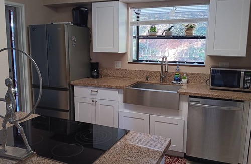 Auburn House | Charming 2-bedroom home in beautiful Auburn with AC and king-size beds