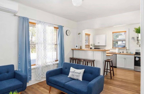Lakeland House | Charming 2-bedroom Home Lakeland