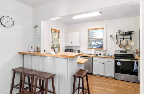 Lakeland House | Charming 2-bedroom Home Lakeland