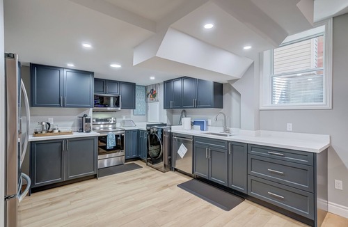 Hamilton Apartment | Charming 2-bedroom house basement apartment with AC in Hamilton